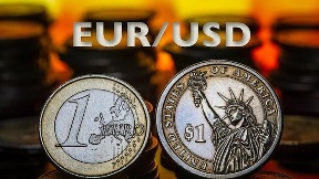 Izjednačeni dolar i evro