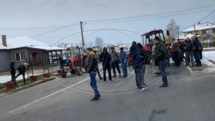 Poljoprivrednici blokirali put