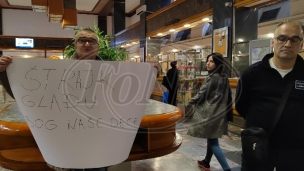 Noć u šatoru ispred Pošte
