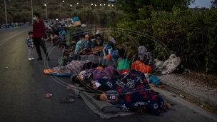 Migranti spavaju na putu