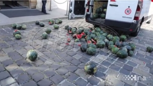 Pobacao lubenice ispred Vlade