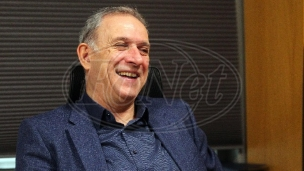 Kurti kroji, Vučić šije