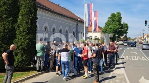 Okupljanje pred policijskom stanicom