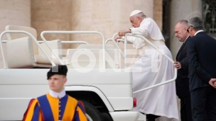 Papa kreće na azijsku turneju