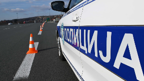 Oborio policajca na motoru
