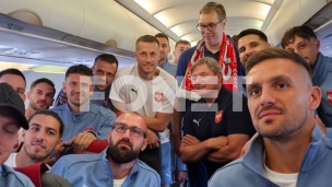 Vučić ispratio fudbalere
