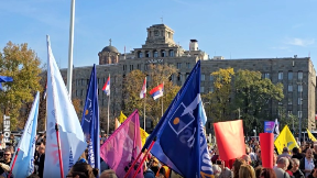 Novac za kola, a ne nastavnike