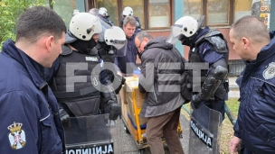 Policija potiskuje poslanike