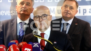Izveli decu na politički skup