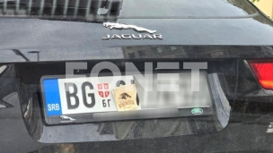 Jaguar bez čitljive tablice