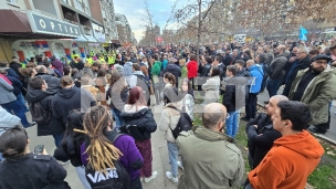 Građani se okupljaju ispred SNS