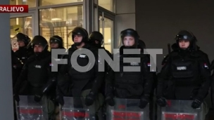 Baklje i jaja na policiju