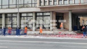 Radnici čiste ispred skupštine 