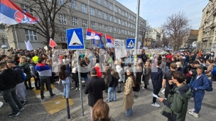 Pratnja iz školske zgrade