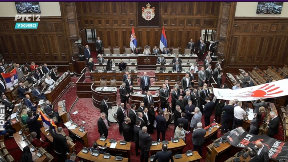 Opozicija raširila plakate