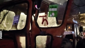 Na traktorima ispisano "Ć"