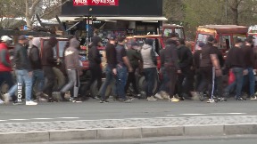 Muškarci s kačketima u parku