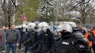 Dva skupa pred školom