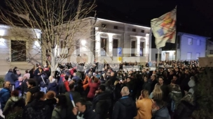 Protest ispred policije