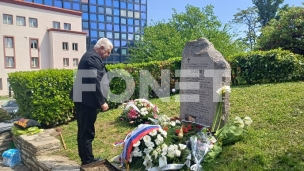 Venac kod spomenika "Zašto"