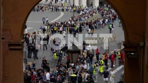Papi počast odalo 50.000 ljudi