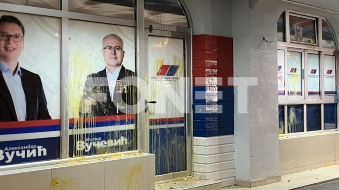Prostorije SNS zasute jajima 