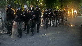 Žandarmerija ispred štaba SNS