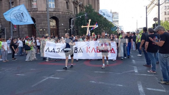 AP: Poljuljana Vučićeva vlast