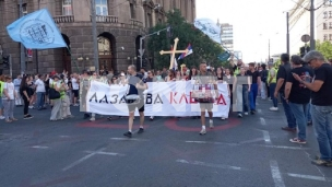AP: Poljuljana Vučićeva vlast