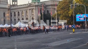 Jajima i flašicama na građane