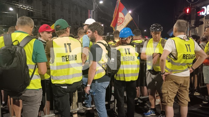 Studenti skinuli prsluke