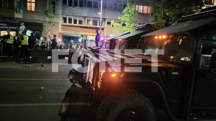 Policija potiskuje građane