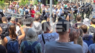 Policija potisnula građane