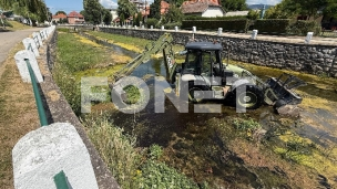 Vojska čisti korito reke 