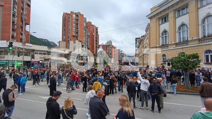 Užičani ispred suda i policije