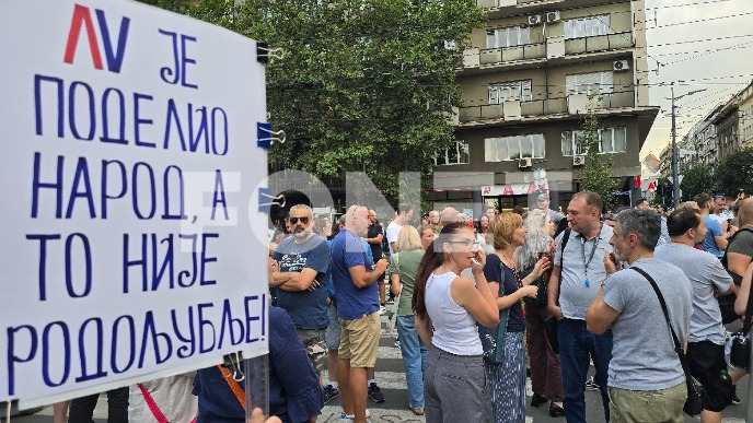 Broj okupljenih se ne smanjuje