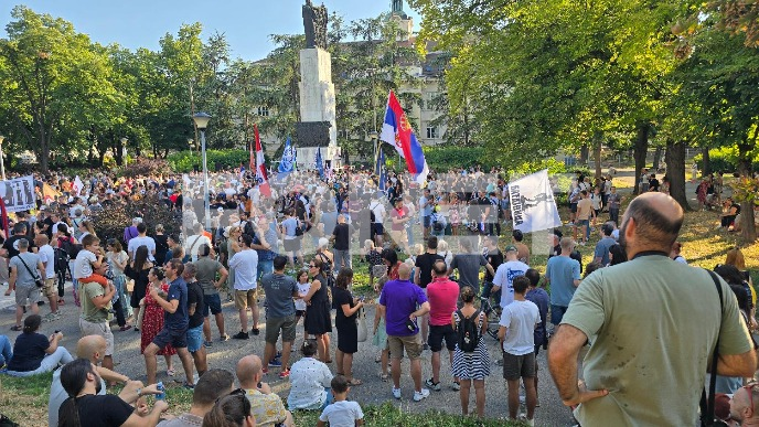 Vučić produžava krizu