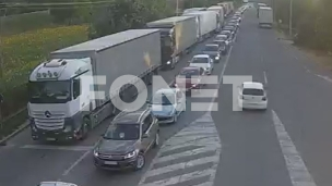 Teretnjaci čekaju na granici