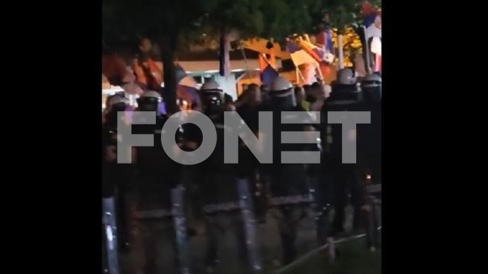 Policija razdvaja građane