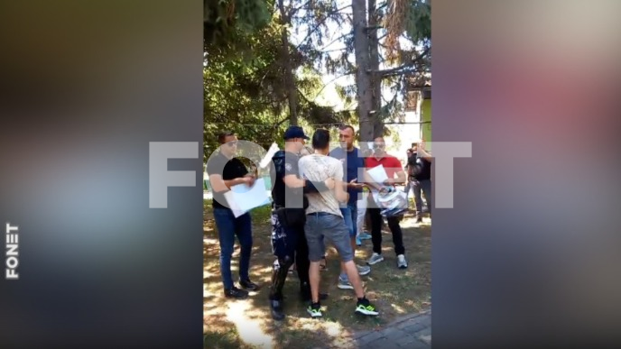 Huligani rasturili izložbu