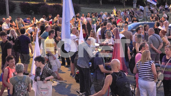 Okupljanje ispred Muzeja