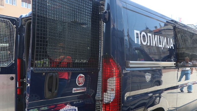 MUP: Povređena četiri policajca 