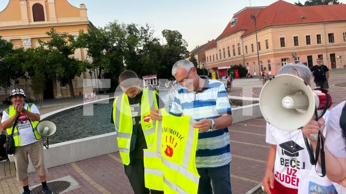 Počeo protest u Bečeju