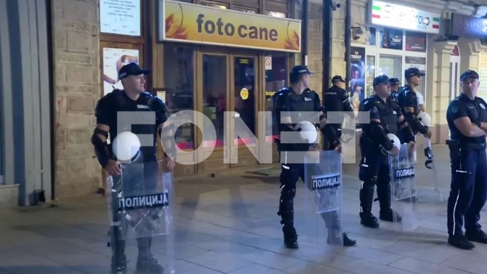 Građani ispred prostorija SNS
