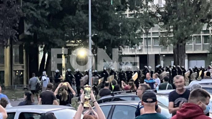 Policija ispred fakulteta 