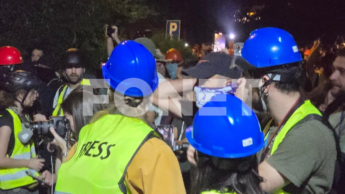 Građani polili policiju