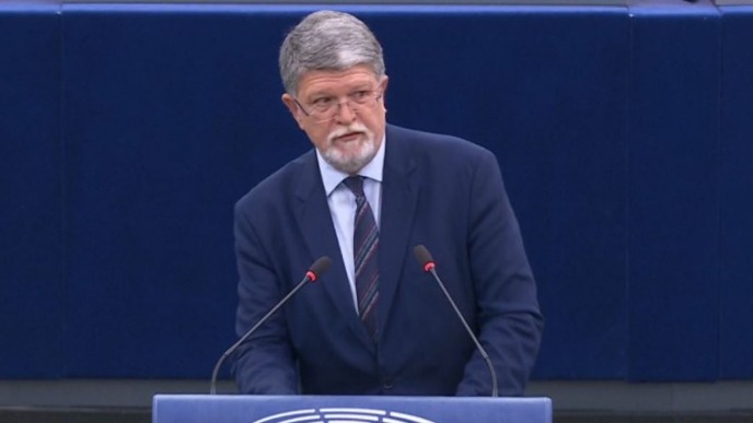 EU šargarepu a Vučić batinu