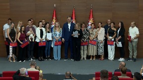 Vučić uručio ugovore