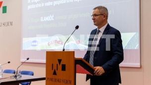 Nebitni traktori na ulicama 