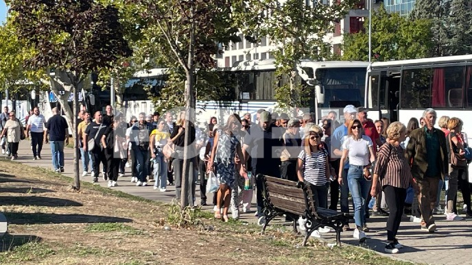 Stiže publika na paradu